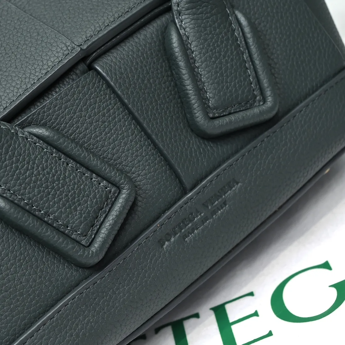 Bottega Veneta Mini Arco original pebbled cowhide has been out of control since the beginning of the cloud bag. It is made of leather block structure and has big ears with emergency buttons. It is super careful and fashionable. The Mini size is more practical. It comes with a shoulder strap and can be worn cross-body on one shoulder. Style number [6693#] Dimensions: Bag opening 29, base 17.5, width 8, height 17 (excluding handle) turquoise green